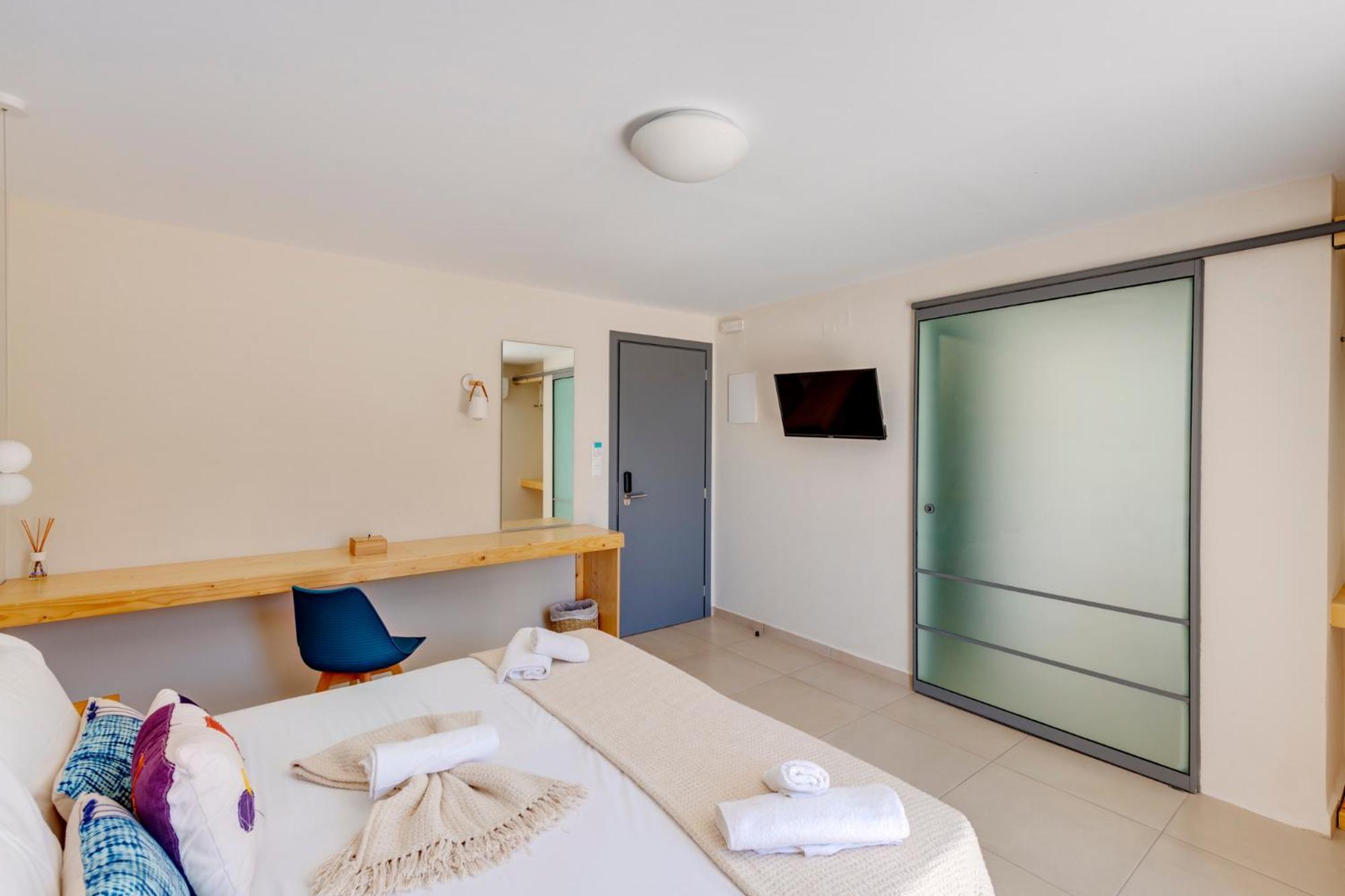 Hotel Kamelo Vári Esterno foto
